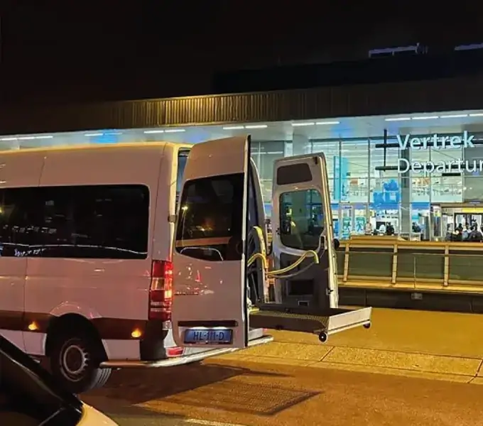 Rolstoelbus bij Schiphol voor reizigers uit Purmerend